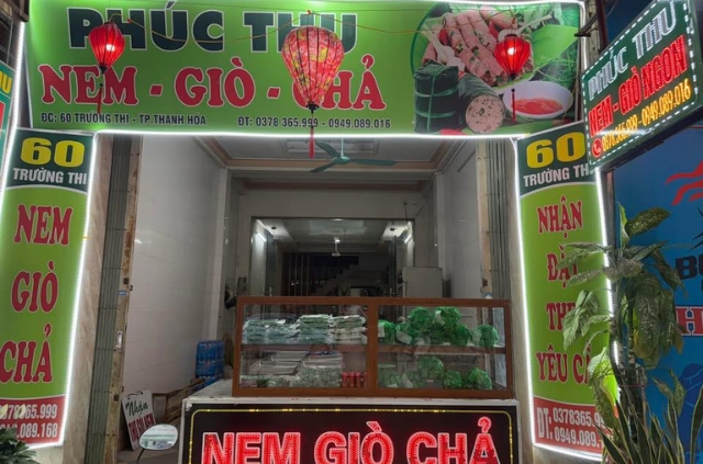 nem-chua-phuc-thu-co-doi-ngu-nhan-vien-rat-nhiet-tinh