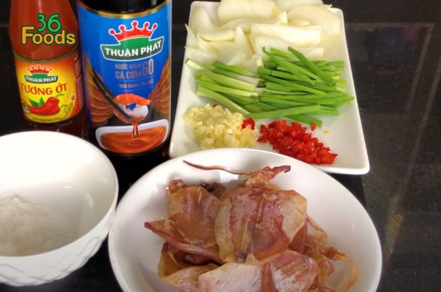 cach-lam-kho-muc-chien-nuoc-mam-hanh-tay-1