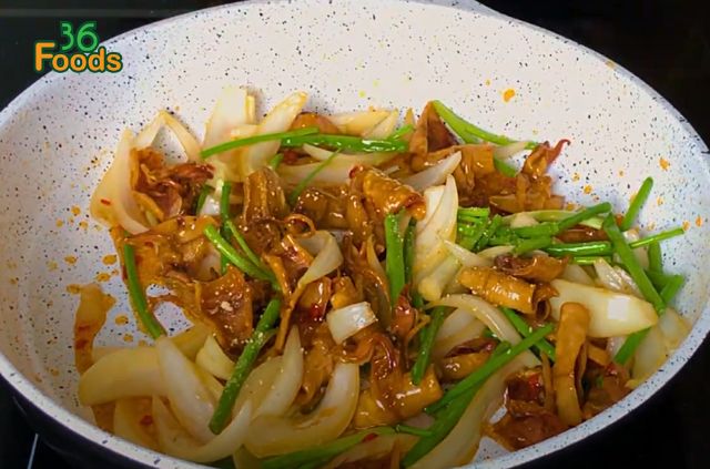 cach-lam-kho-muc-chien-nuoc-mam-hanh-tay-5